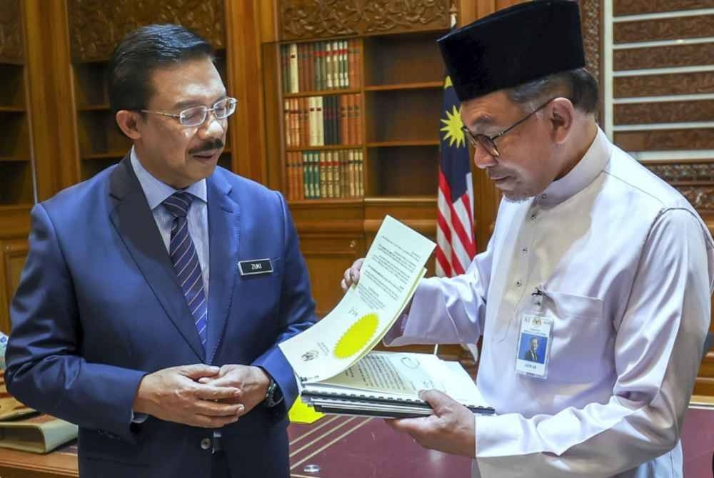 Anwar bersama Mohd Zuki Ali pada hari pertama beliau memulakan tugas sebagai Perdana Menteri pada 25 November 2022. - Foto Bernama