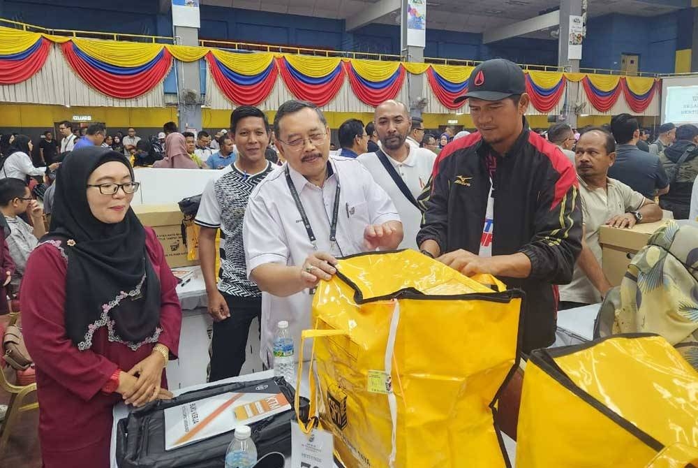 Abdul Ghani (tengah) meninjau persiapan akhir menjelang hari pengundian PRK Kemaman pada Sabtu.