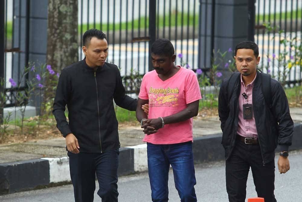 Marimuthu (tengah) mengaku bersalah di Mahkamah Sesyen di sini atas pertuduhan merasuah anggota polis RM60 kerana gagal mengemukakan lesen memandu di Port Dickson pada Rabu lepas.