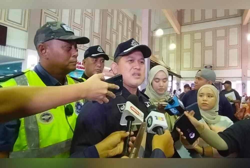 Mazli sewaktu sidang akhbar di Majlis Perbandaran Kemaman.