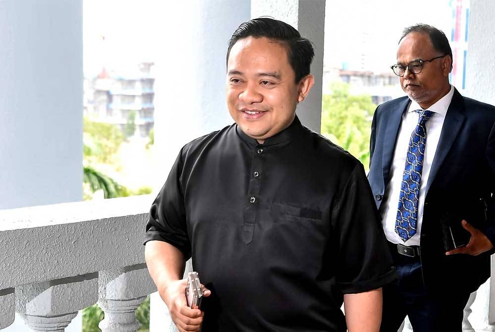 Wan Saiful (kiri) keluar dari Mahkamah Sesyen Kuala Lumpur selepas sebutan kes beliau yang membabitkan dua pertuduhan meminta dan menerima rasuah berjumlah RM6.9 juta berkaitan projek Jana Wibawa. - Foto Bernama