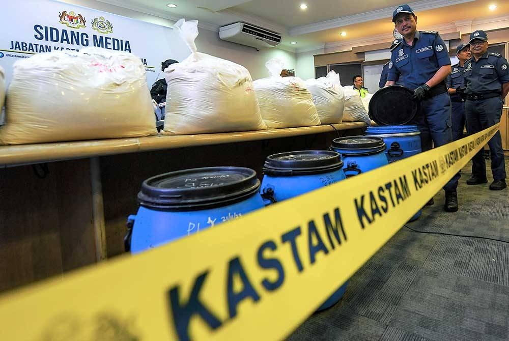 Sazali menunjukkan rampasan barangan dadah semasa sidang media di Cawangan Narkotik Ibu Pejabat JKDM di Kampung Jijan pada Jumaat. - Foto Bernama