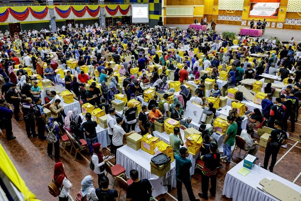 Para petugas SPR sibuk melakukan persiapan menjelang PRK Parlimen P.040 Kemaman, di Pusat Penjumlahan Undi PRK P.040 Kemaman, Dewan Berlian Utama, Majlis Perbandaran Kemaman pada Jumaat. - Foto Bernama