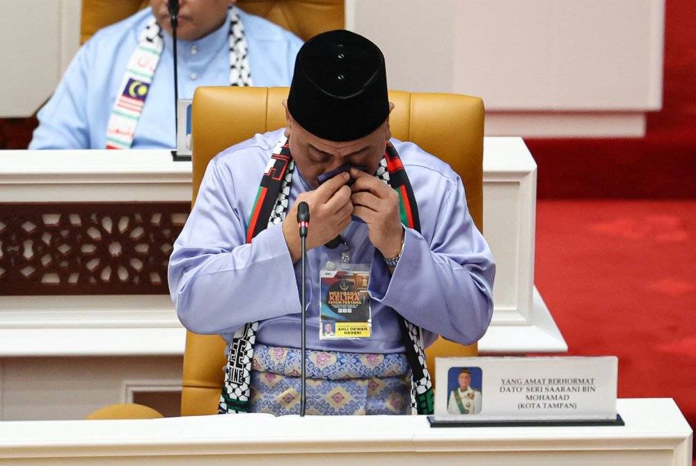 Saarani mengesat air mata ketika menyampaikan pembentangan Belanjawan 2024 Negeri Perak pada Mesyuarat Kelima, Tahun Pertama Dewan Negeri Ke-15 Perak Darul Ridzuan di Bangunan Perak Darul Ridzuan, pada Jumaat. - Foto Bernama