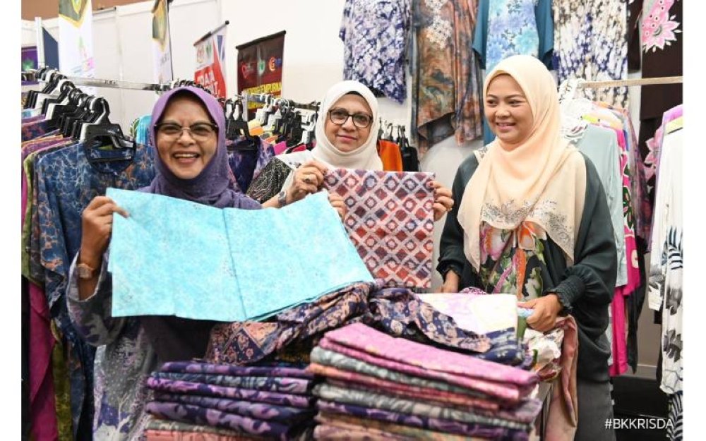 Ros Aiza (kanan) usahawan menjual pakaian batik dan tudung yang memiliki jenama Rose Scarf & Busana hasil bimbangan daripada RISDA.