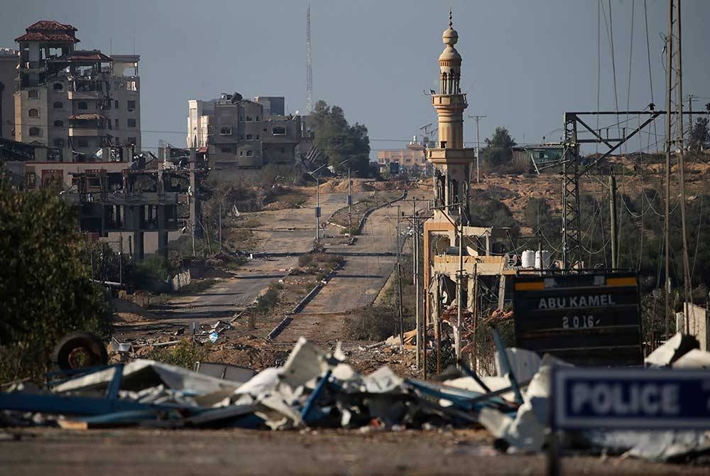 Kemusnahan di utara Semenanjung Gaza dilihat dari jalan Salah Al Din. - Foto EPA