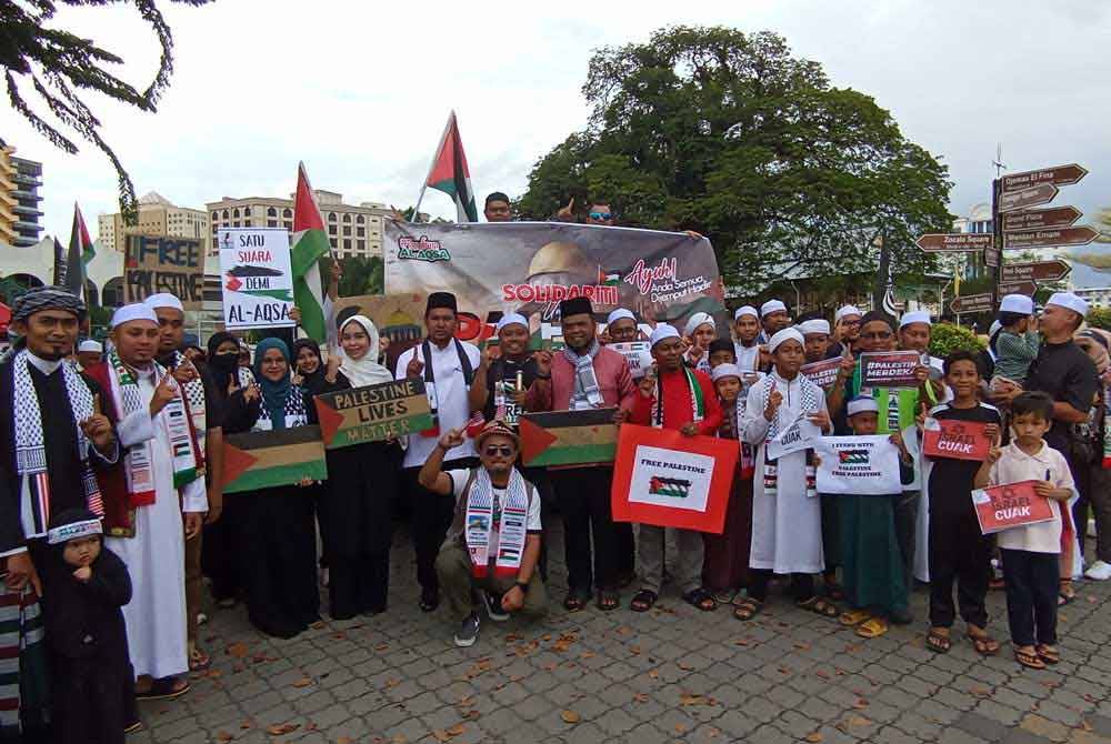 Sebahagian NGO Belia Islam menyertai Program Solidariti untuk Palestin Satukan Suara demi Al-Aqsa di Dataran Masjid Zahir, di sini, pada Jumaat.