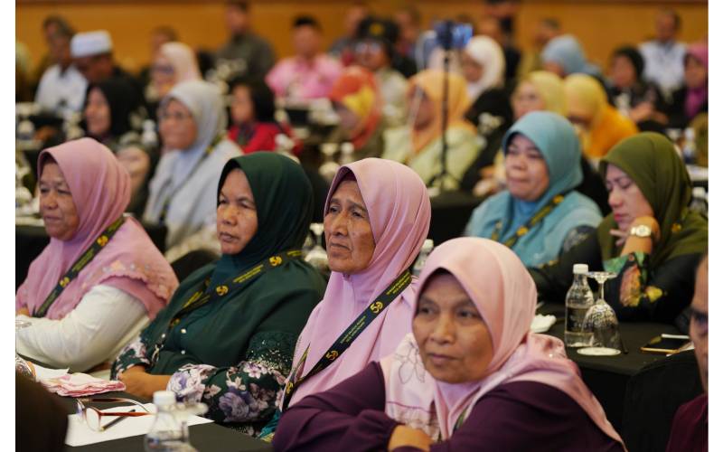 Sebahagian peserta seminar tekun mendengar pembentangan kertas kerja sempena Seminar Hala Tuju Pekebun Kecil Getah Negara.