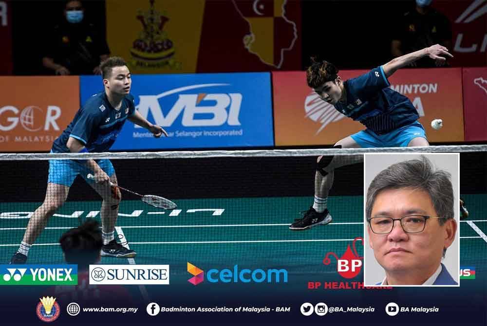 Aksi Aaron-Wooi Yik pada pertemuan menentang beregu Korea Selatan pada Kejohanan Badminton Berpasukan Asia (BATC) edisi 2022 di Pusat Konvensyen Setia City, Shah Alam. - Foto: BAM, gambar kecil: Kenny