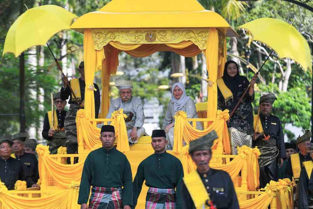 Yang di-Pertuan Besar Negeri Sembilan, Tuanku Muhriz Tuanku Munawir bersama Tunku Ampuan Besar Negeri Sembilan, Tuanku Aishah Rohani Tengku Besar Mahmud berkenan menaiki Takhta Rencana sempena Istiadat Ulangan Penghulu Luak Tanah Mengandung Mengadap Menjunjung Duli di Istana Besar Seri Menanti pada 18 November lalu.