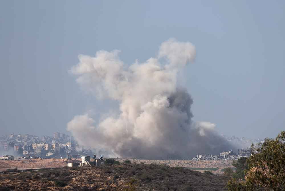 Kelihatan asap berkepul berikutan serangan udara Israel di Beit Hanoun di utara Gaza pada Jumaat. - Foto EPA