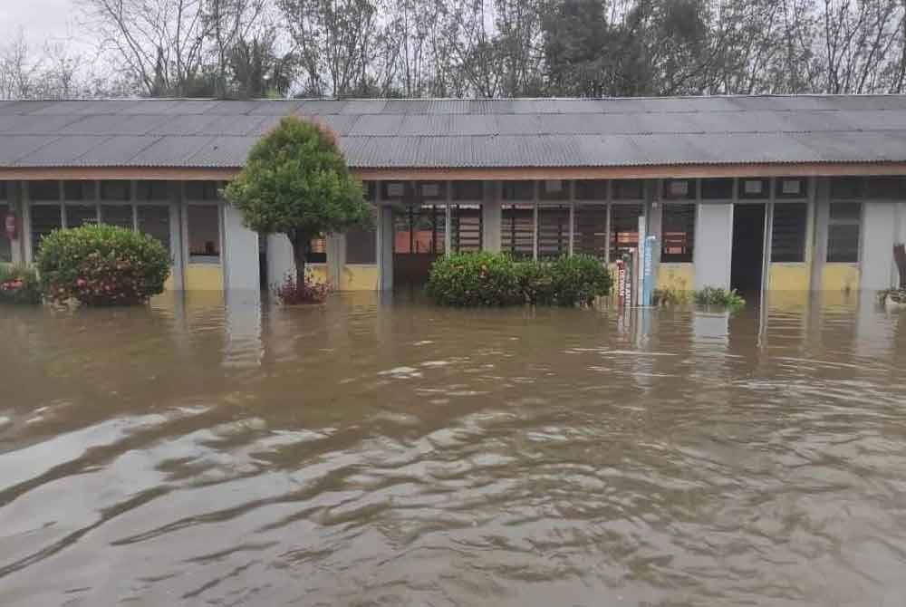 Air Sungai Golok di Rantau Panjang mulai melimpah sejak pagi tadi pada Sabtu. - Foto: Pembaca