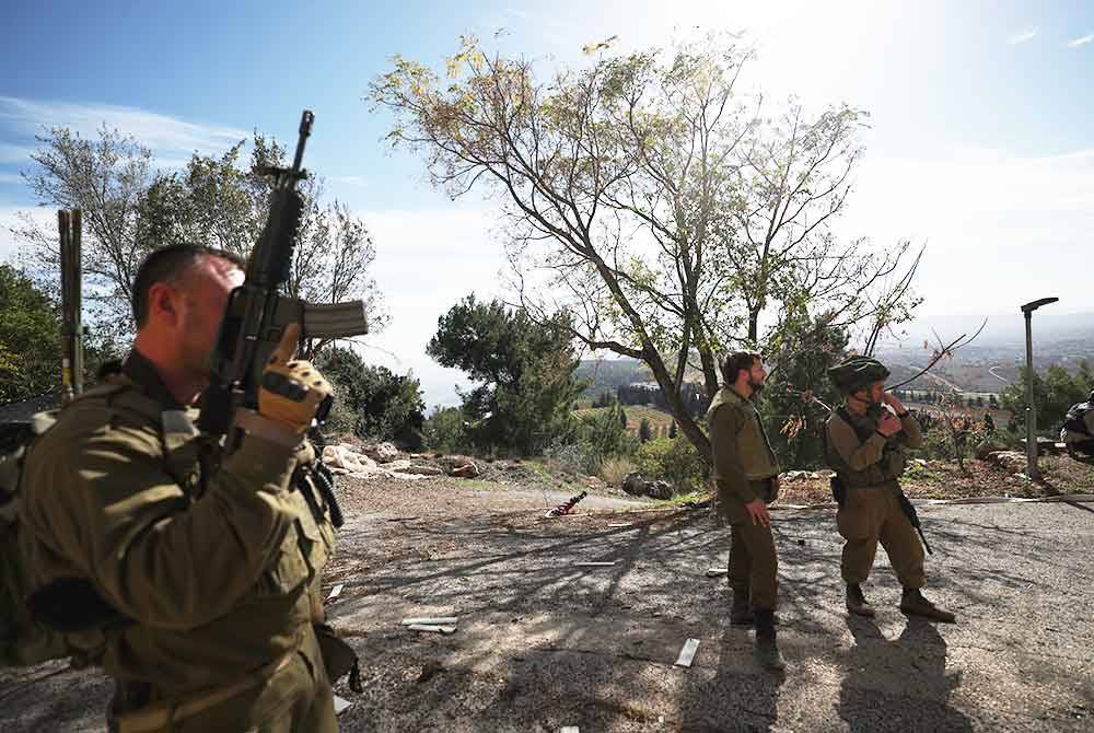 Tentera Israel berkawal di Kibbutz Manara di sempadan Israeli-Lubnan pada Khamis. - Foto EPA