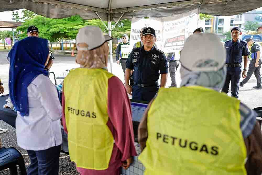 Mazli meninjau keadaan di Pusat Mengundi Sekolah Menengah Kebangsaan Sultan Ismail ketika proses mengundi untuk PRK Parlimen Kemaman yang berlangsung hari ini. - Foto Bernama