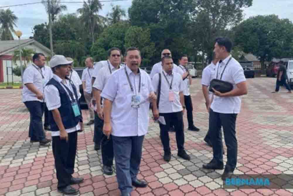 Abdul Ghani tinjau proses di SMK Geliga, Chukai pada Sabtu. - Foto Bernama