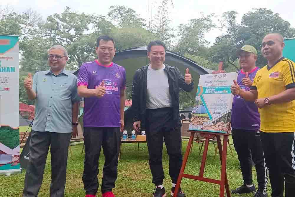 Kor Ming menandatangani plak simbolik melancarkan GPP Tapak Perkhemahan di Taman Rekreasi DR Seenivasagam di Ipoh.