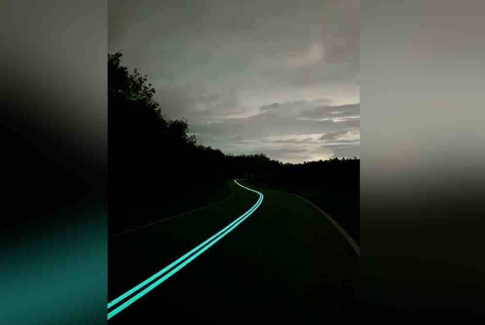 Garisan jalan &#039;glow in the dark&#039; pertama yang terletak Padang Sanai, di Kedah. - Foto FB Hj Munir Mohamad Yusoff