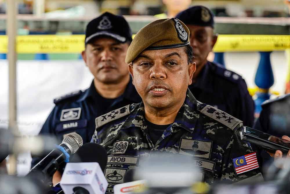 Ayob Khan (tengah) bercakap pada sidang media selepas memantau proses mengundi di pusat mengundi Sekolah Kebangsaan Bukit Mentok pada PRK Kemaman, pada Sabtu. - Foto Bernama