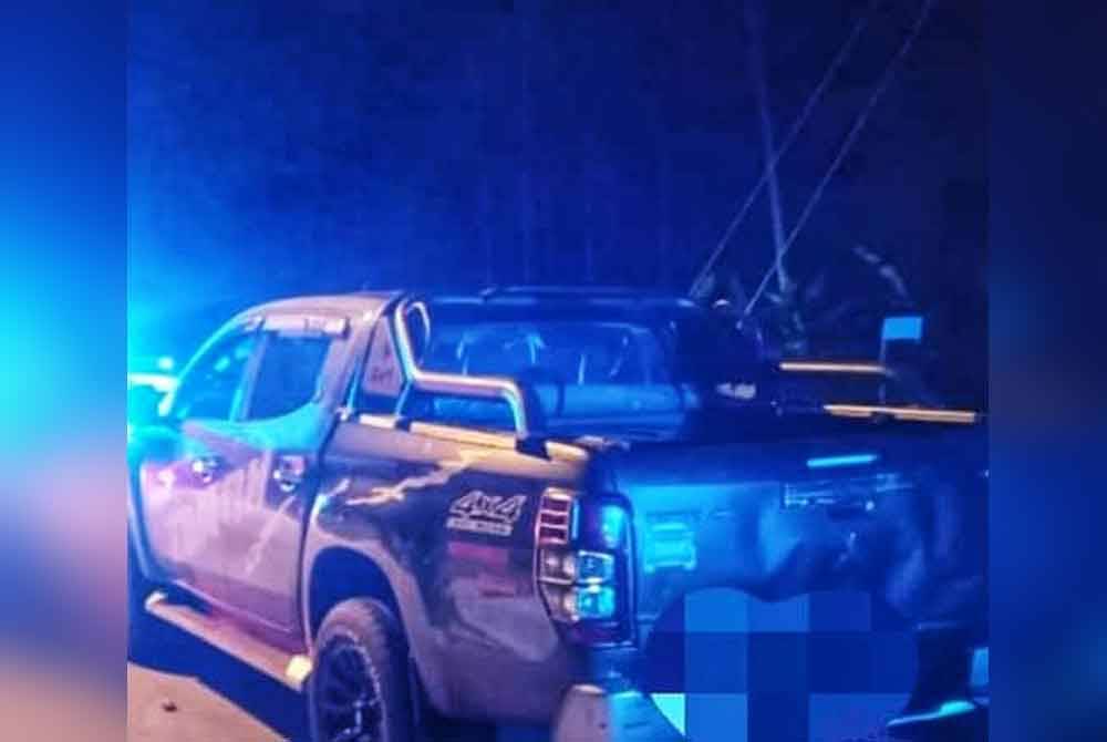 Kenderaan pacuan empat roda yang dinaiki ketiga-tiga suspek berjaya dipintas di jambatan Sungai Kampung Pahang Tua. - Foto PDRM