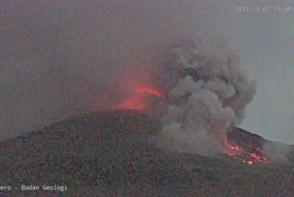 Gunung Merapi yang terletak di sempadan Jawa Tengah dan Yogyakarta memuntahkan abu gunung berapi menyebabkan hujan abu di Boyolali dan Magelang pada Jumaat. - Foto Agensi