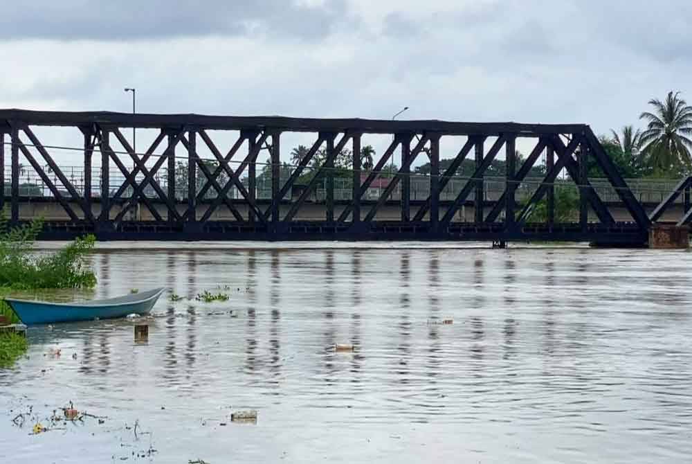 Air Sungai Golok di Rantau Panjang mulai melimpah ke kawasan berhampiran pada petang Sabtu.