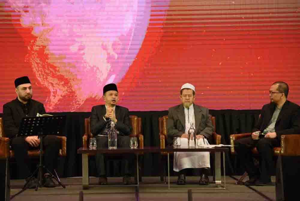 Dari kiri; Shaykh Rami As-Sousi, Mohd Erfino, Abdul Munim Sombat Jitmoud dan Fazrul Ismail semasa sesi perkongsian sempena World #QuranConvention di Hotel Movenpick dan Pusat Konvensyen KLIA pada Sabtu.