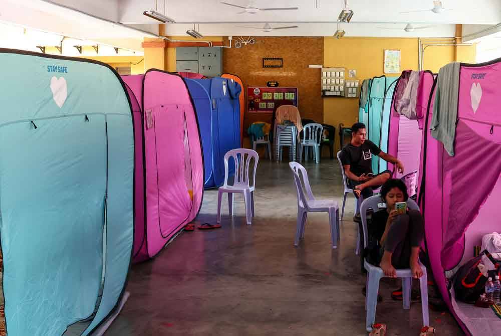 Mangsa banjir yang ditempatkan di PPS Sekolah Menengah Kebangsaan (SMK) Baroh Pial. - Foto Bernama