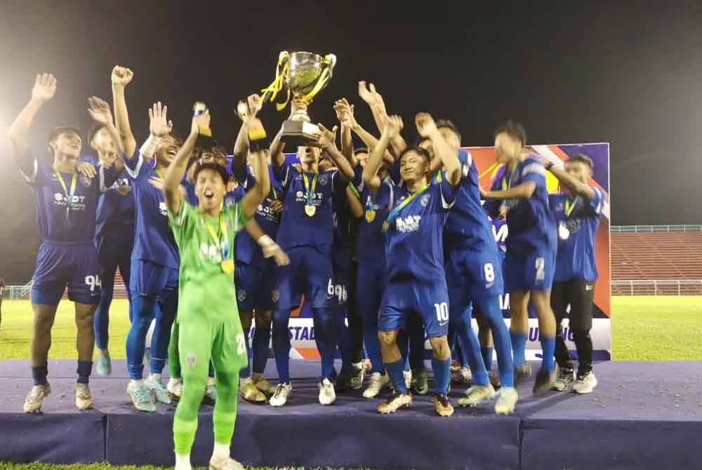 Skuad SMK Taman Desa Skudai meraikan kejayaan muncul juara Liga Piala Remaja KPM B-17 pada Sabtu.