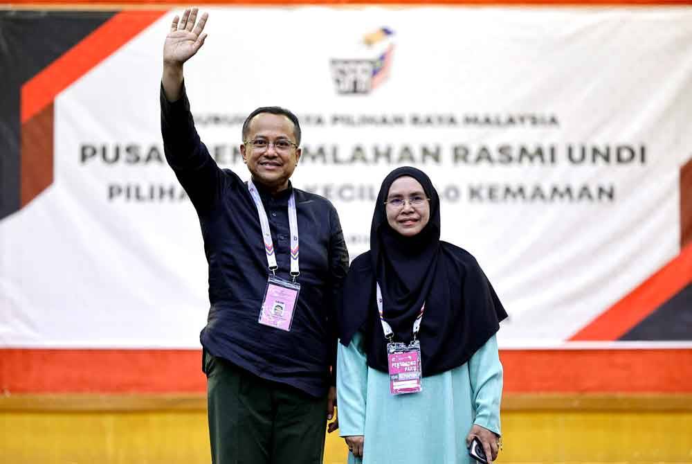 Ahmad Samsuri berjaya memenangi kerusi Parlimen Kemaman setelah keputusan rasmi diumumkan di Pusat Penjumlahan Undi, Dewan Berlian Utama, Majlis Perbandaran Kemaman. - Foto Bernama