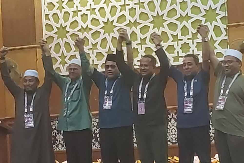 Ahmad Samsuri (tiga dari kanan) diumumkan sebagai pemenang PRK Kemaman di Dewan Berlian Utama, Majlis Perbandaran Kemaman.