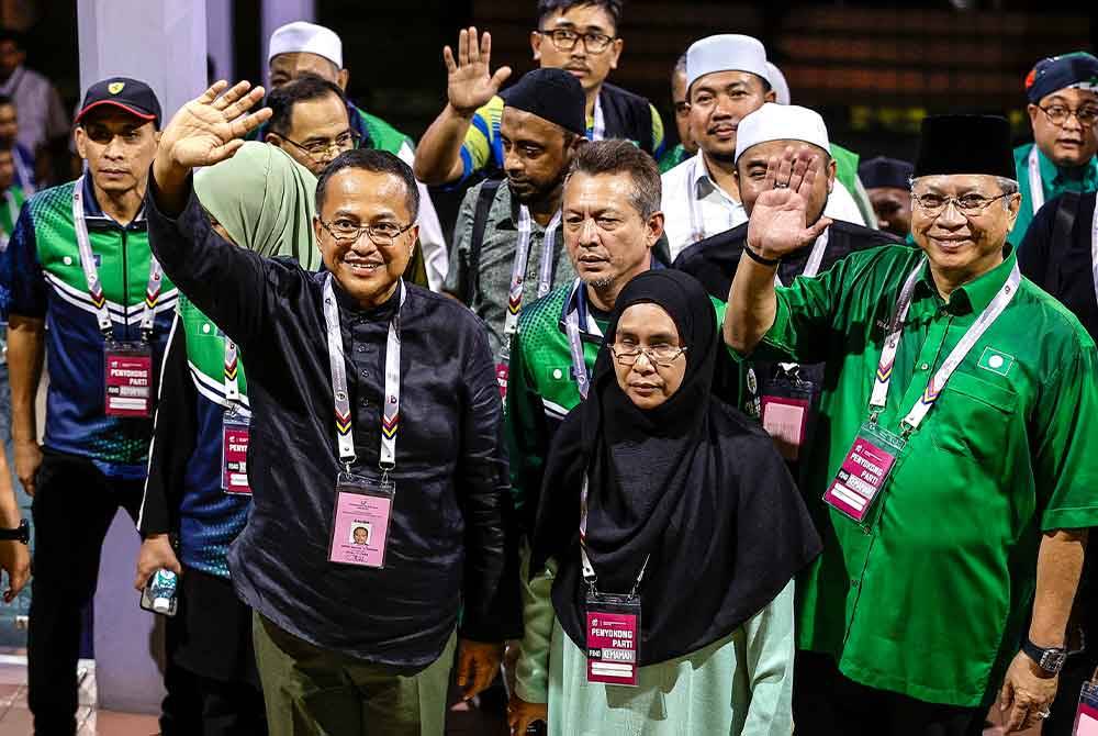 Ahmad Samsuri berjaya memenangi kerusi Parlimen Kemaman setelah keputusan rasmi diumumkan di Pusat Penjumlahan Undi, Dewan Berlian Utama, Majlis Perbandaran Kemaman pada Sabtu. - Foto Bernama