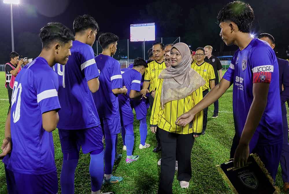 Fadhlina diperkenalkan kepada pemain-pemain skuad SMK Taman Desa Skudai (Akademi JDT bawah-17 tahun), pada aksi final berkenaan. - foto Bernama