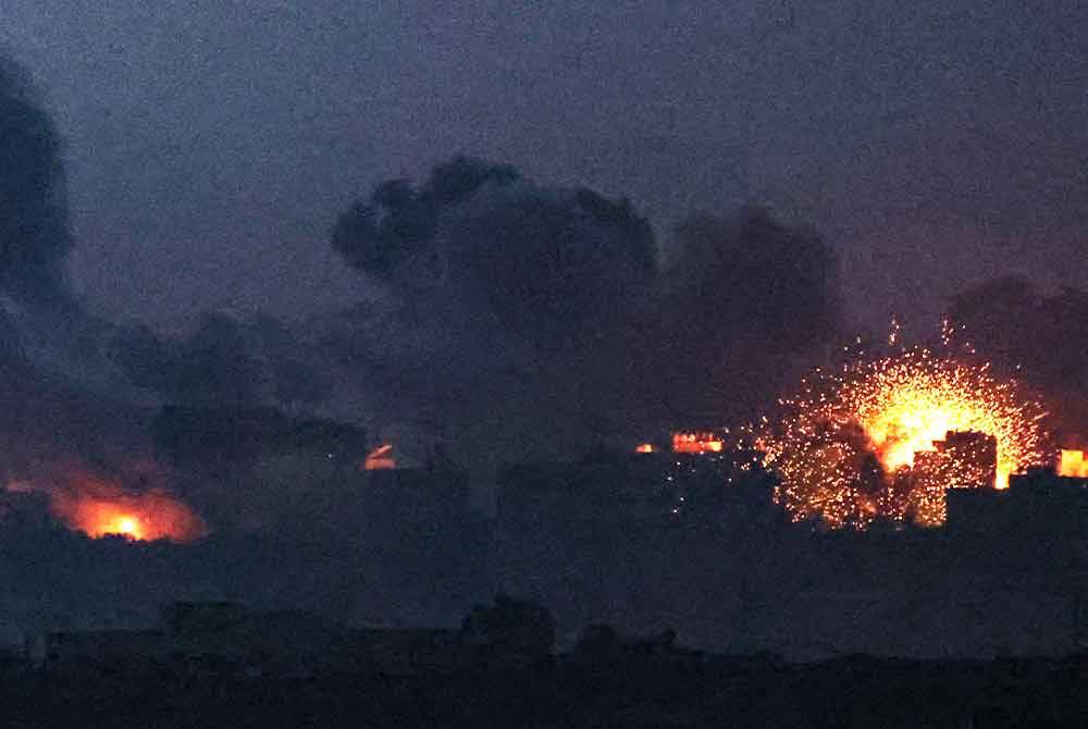 Lebih 200 orang awam termasuk kanak-kanak terbunuh dalam serangan udara, darat dan laut tentera penceroboh Israel di seluruh Semenanjung Gaza pada Sabtu. - Foto AFP