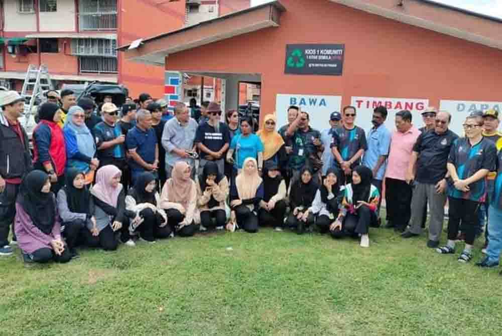 Antara peserta terlibat dalam program gotong royong melukis mural kiosk 1C1R di Perumahan Awam (PA) Seri Pulau Pinang.