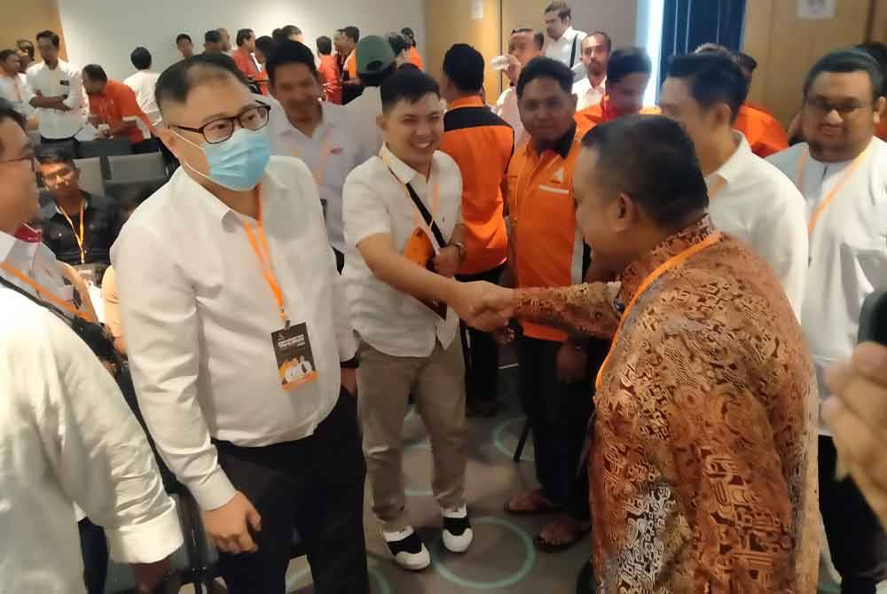 Mohd Sany (kanan) beramah mesra dengan wakil-wakil pimpinan pemuda parti di dalam Pakatan Harapan Perak selepas merasmikan Konvensyen Pemuda Amanah Negeri Perak di sebuah hotel di sini pada Ahad.