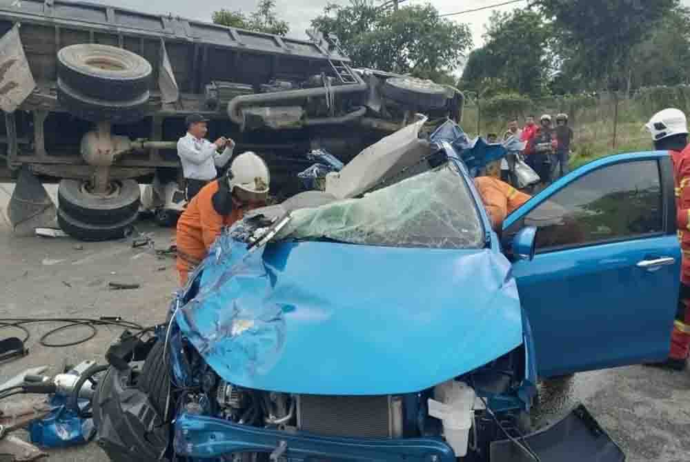 Bomba mengeluarkan mangsa tersepit dengan menggunakan peralatan khas.