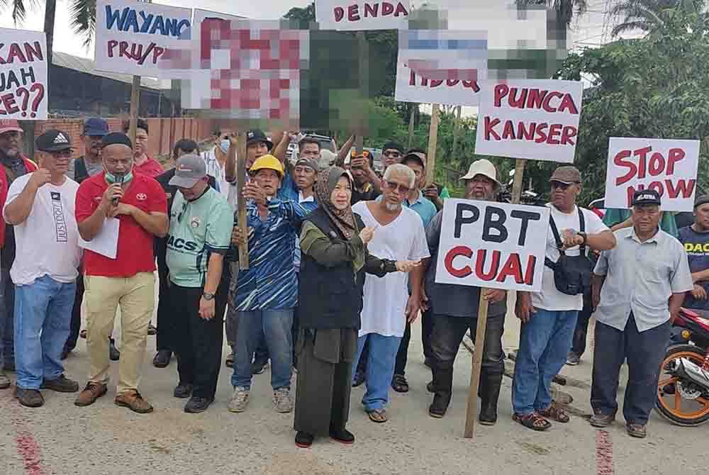 Halimah (depan) bersama penduduk yang mengadakan bantahan berhampiran tapak pelupusan sampah haram Batu 12 Kapar di sini pada Ahad.