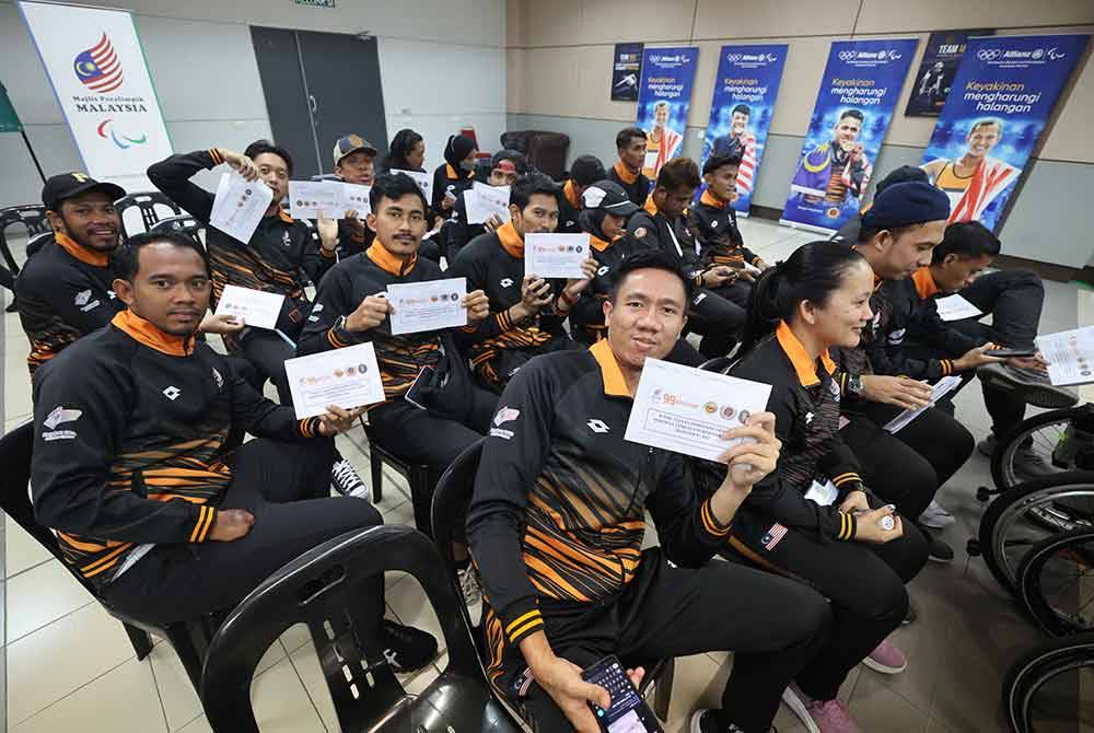 Atlet-atlet Paralimpik negara ceria sambil menunjukkan sampul wang tajaan pada Majlis Penyampaian Wang Tajaan Pemenang Pingat Sempena Temasya Sukan Para Asia Hangzhou 2022 di
Pusat Kecemerlangan Paralimpik, hari ini. - Foto Bernama