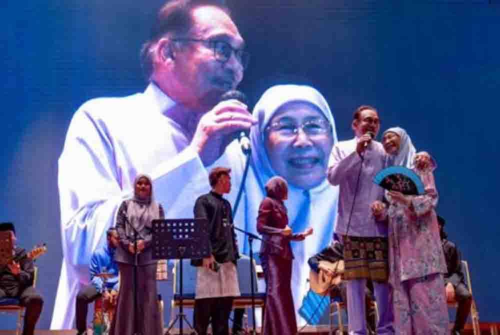 Menerusi hantaran tersebut, Anwar dilihat memuat naik gambar kenangan bersama Dr Wan Azizah ketika menghadiri sebuah acara sebelum ini. -Facebook Anwar Ibrahim