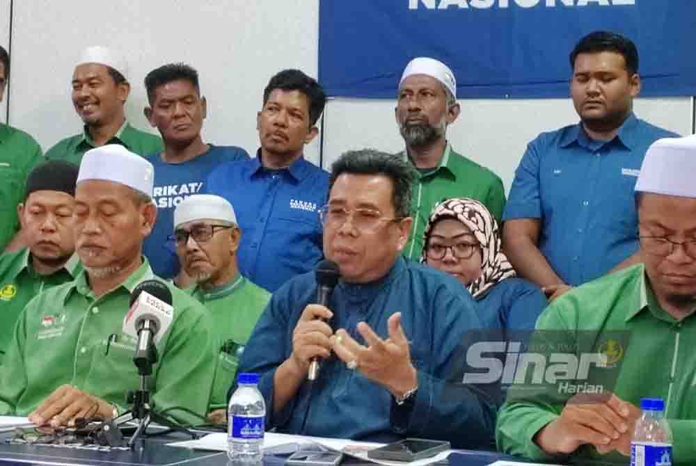 Ahmad (duduk, dua dari kanan) bersama pimpinan PN Bahagian Bukit Gantang memberi tempoh tujuh hari kepada Syed Abu Hussin untuk bertemu dengan pengundi di kawasan, Ahad depan.