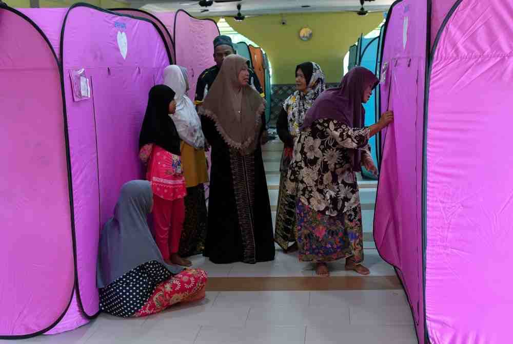 Mangsa banjir yang kini ditempatkan di PPS Masjid Kampung Padang Licin, Rantau Panjang. - Foto Bernama