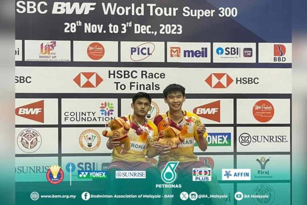 Haikal (kiri) dan Hon Jianl muncul juara Kejohanan Badminton Antarabangsa Syed Modi di India sebentar tadi. - Foto BAM