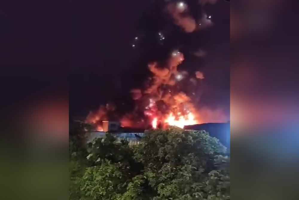 Kebakaran di sebuah kilang di Bukit Selambau, Kedah dikatakan turut diikuti dengan letupan yang jelas kelihatan di udara.