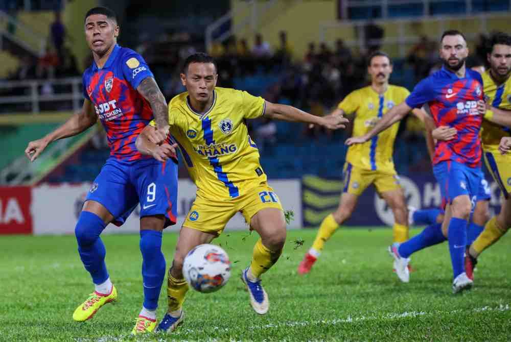 Penyerang JDT, Bergson Gustavo Silveira Da Silva (kiri) diasak pemain Sri Pahang FC, Muhamad Nor Azam Abdul Azih pada perlawanan Liga Super di Stadium Darul Makmur malam ini. - Foto Bernama
