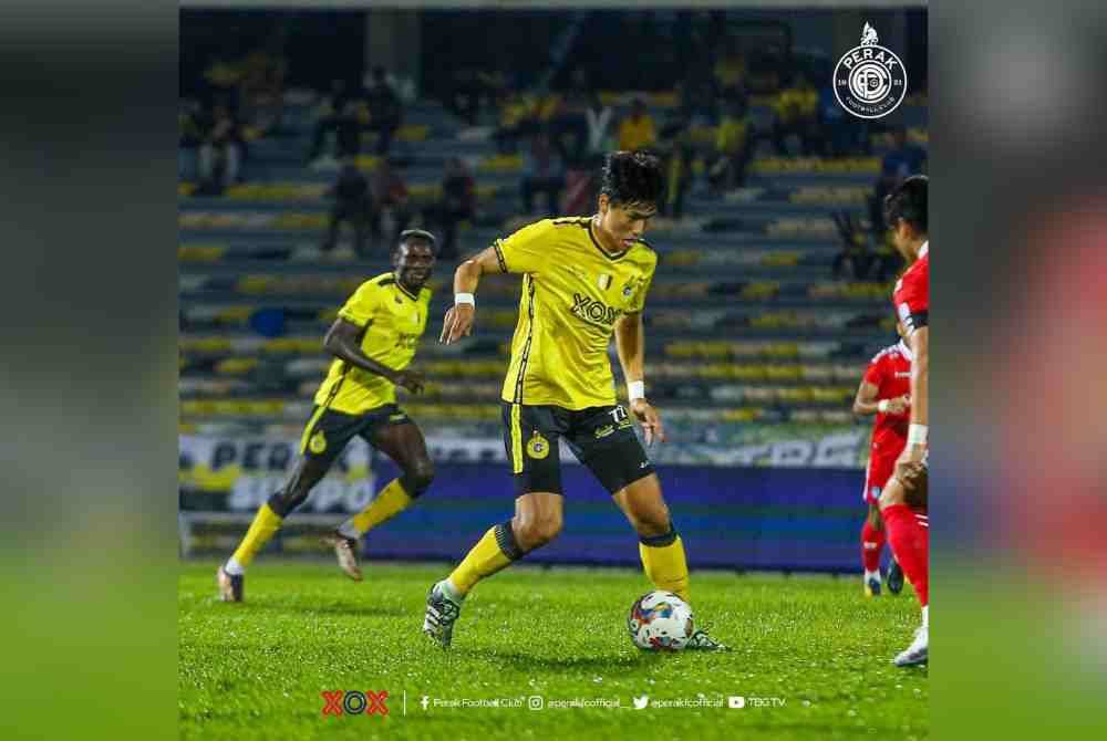 Antara aksi perlawanan di antara Perak FC dan Sabah FC dalam saingan Liga Super di Stadium Perak di Ipoh pada Ahad. - Foto PERAK FC