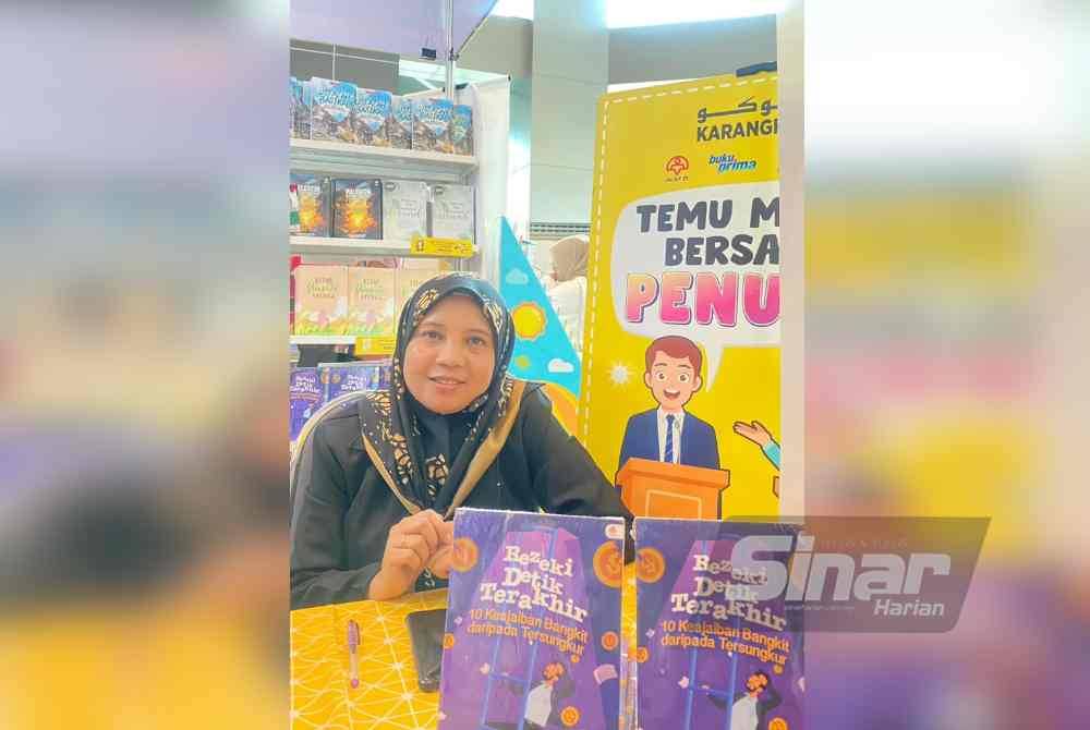 Elly bersama buku karyanya &#039;Rezeki Detik Terakhir&#039; di Pesta Buku Antarabangsa Selangor 2023.