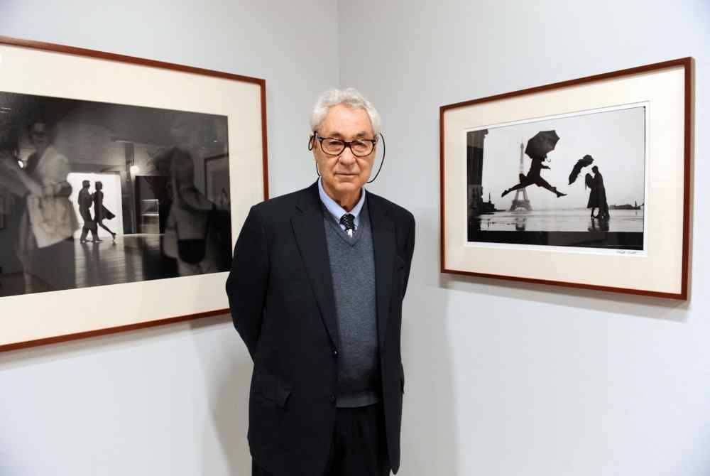 Elliott Erwitt bersama hasil seninya semasa pameran di La Maison Europeenne de la Photographie (MEP) di Paris. - Foto AFP