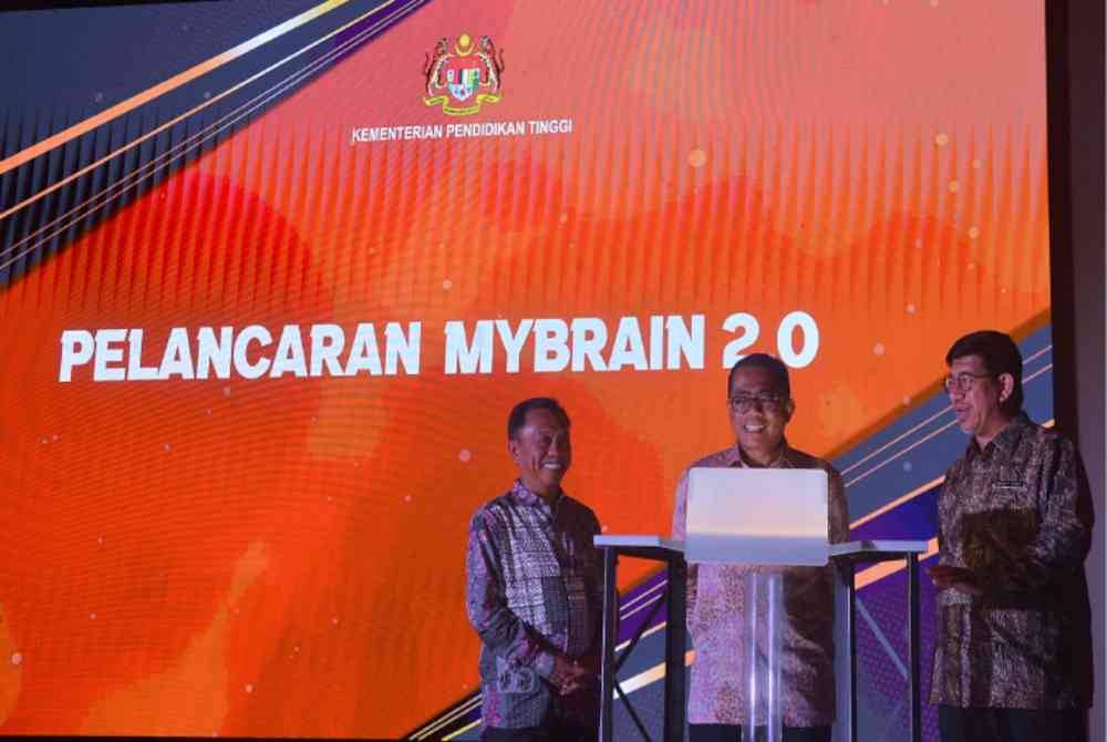 Mohamed Khaled (tengah) melancarkan MyBrain 2.0 yang turut dihadiri Mohammad Yusof (kiri) dan Timbalan Ketua Setiausaha Dasar KPT, Datuk Dr Megat Sany Megat Ahmad Supian pada 30 Oktober lalu.