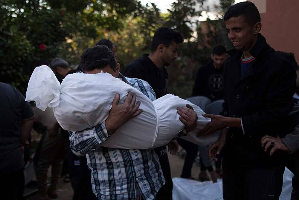 Rakyat Palestin berkabung selepas ahli keluarga mereka terkorban susulan serangan tentera rejim Zionis Israel di Semenanjung Gaza. - Foto EPA