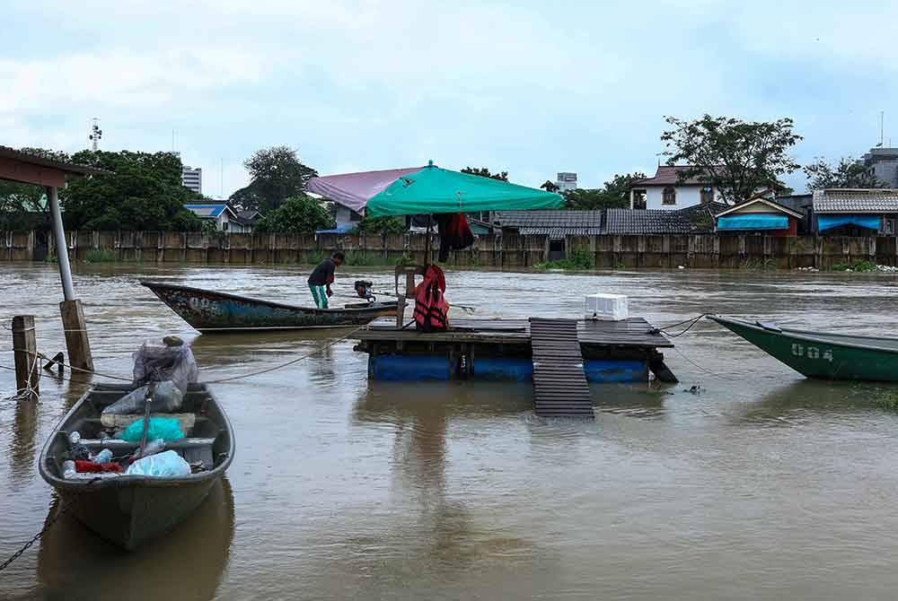 Keadaan semasa paras air Sungai Golok, Rantau Panjang yang menunjukkan trend meningkat. - Foto Bernama